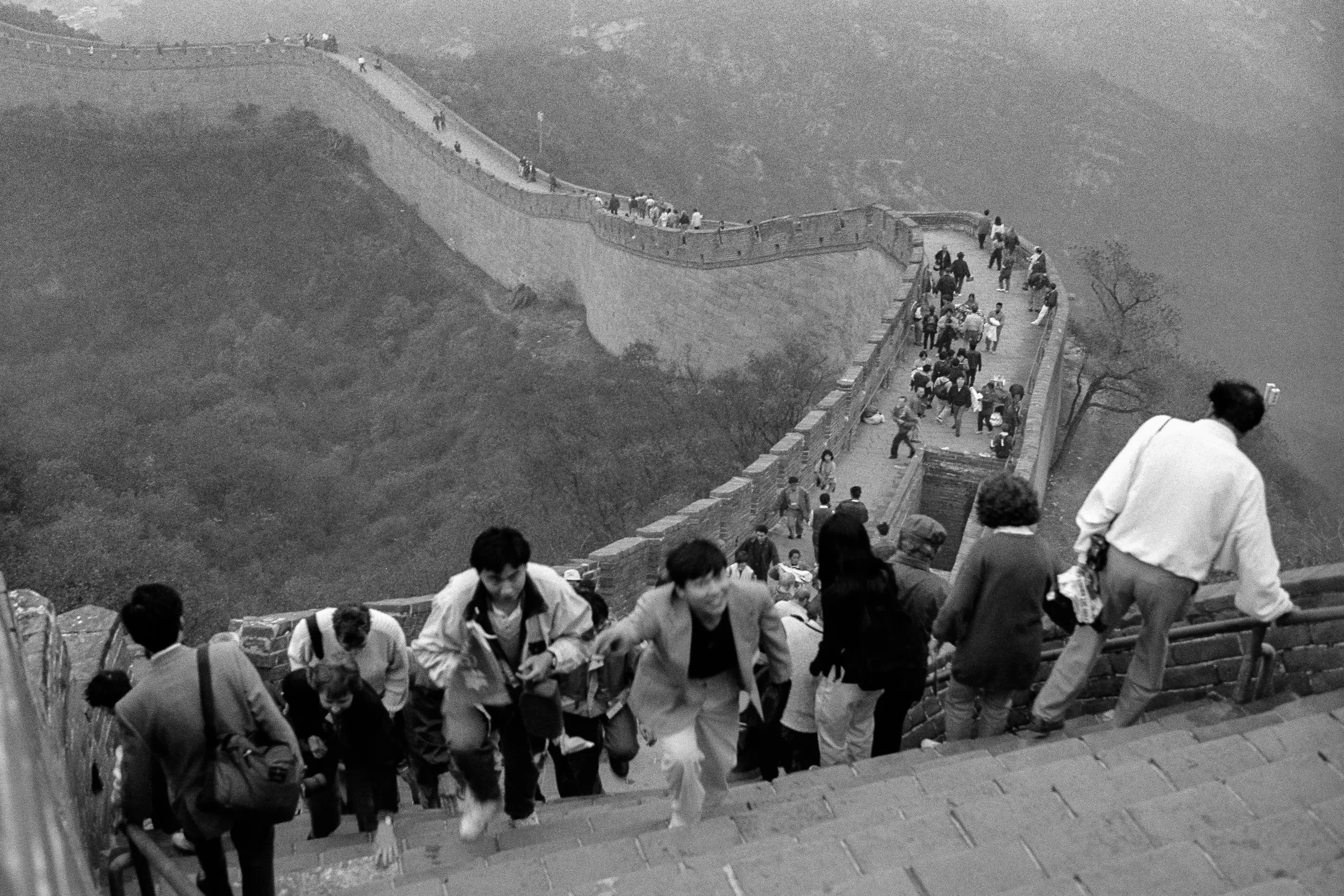 La Grande Muraille de Chine vue en plongée, avec de nombreux visiteurs réduits à de petites silhouettes