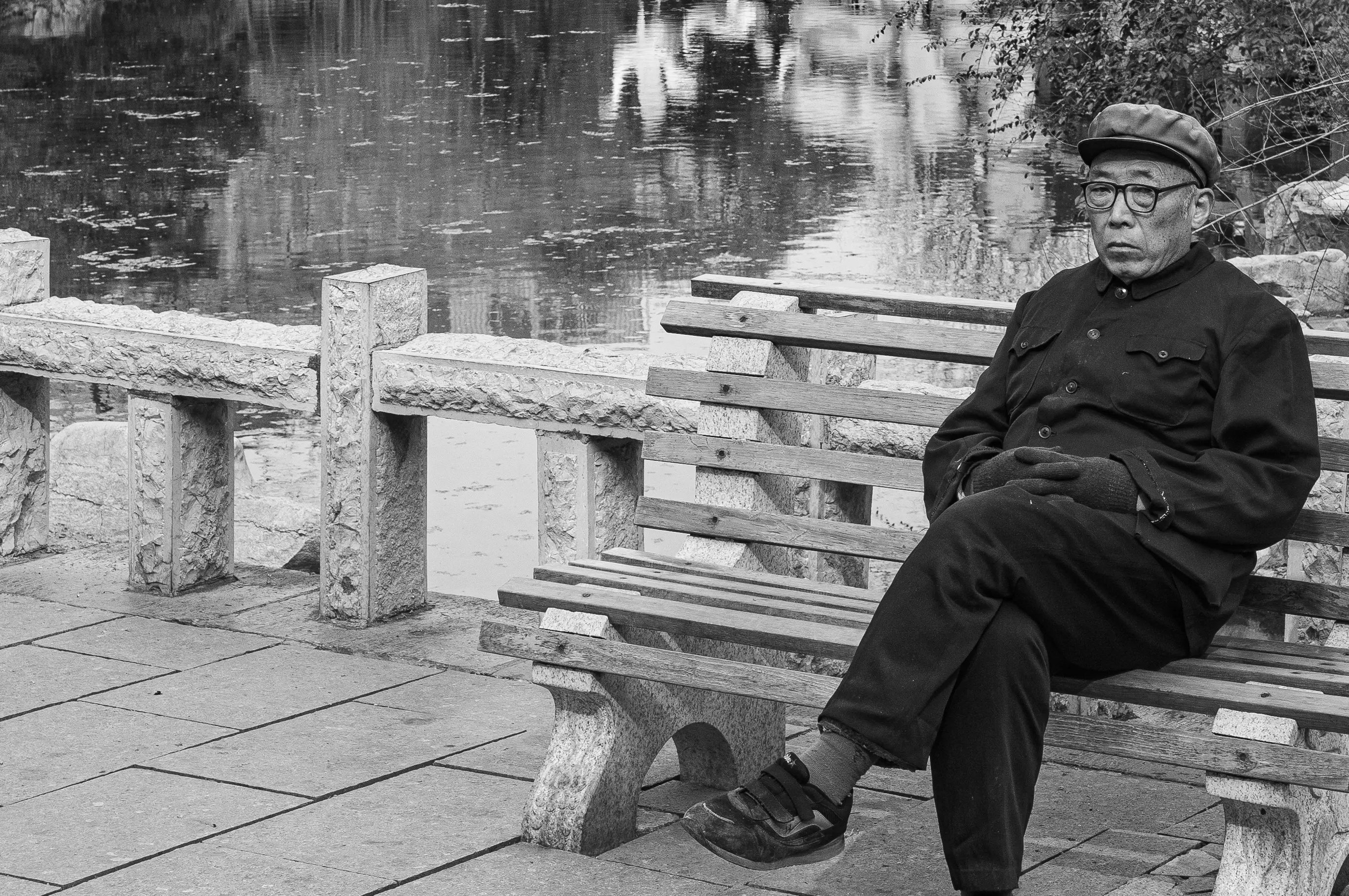 En 2007, un homme âgé vêtu d’une tenue héritée de l’époque maoïste médite sur un banc dans un parc de Jinan, en Chine.