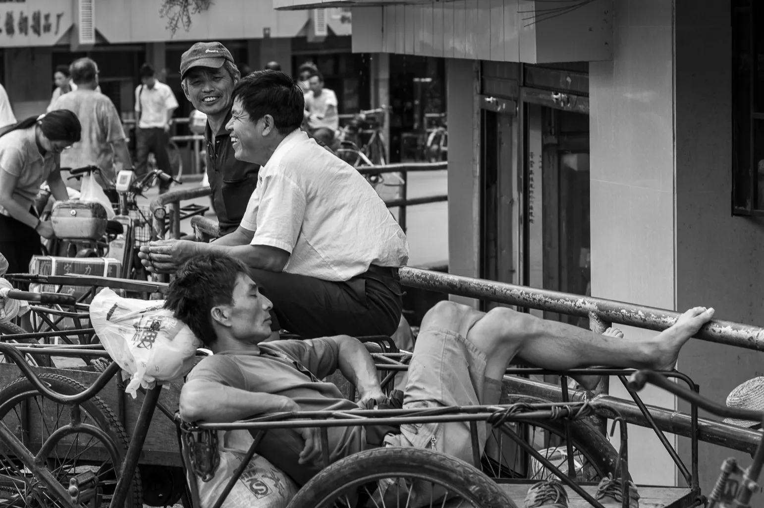 Un homme se repose dans un chariot