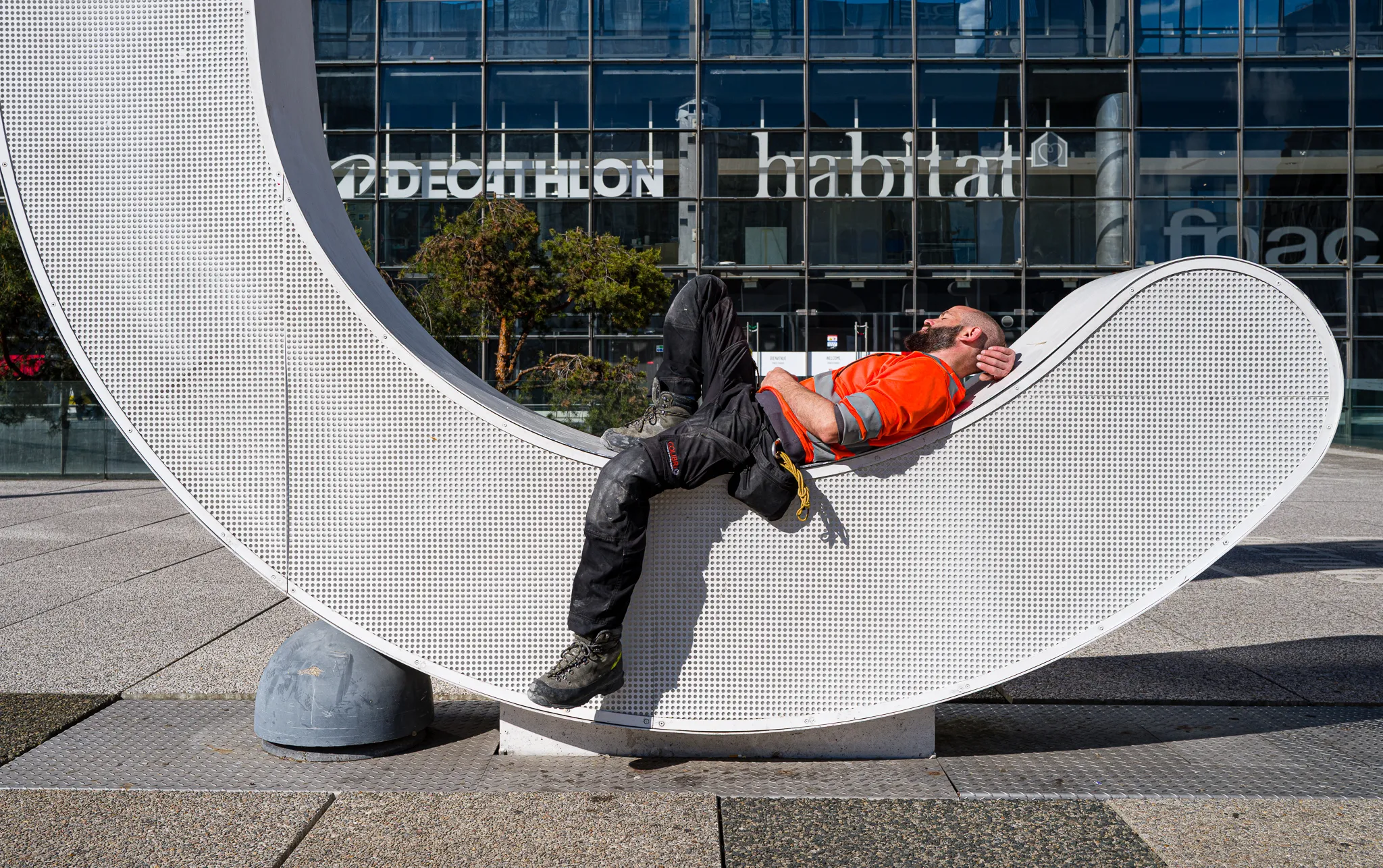 Un homme se repose au soleil