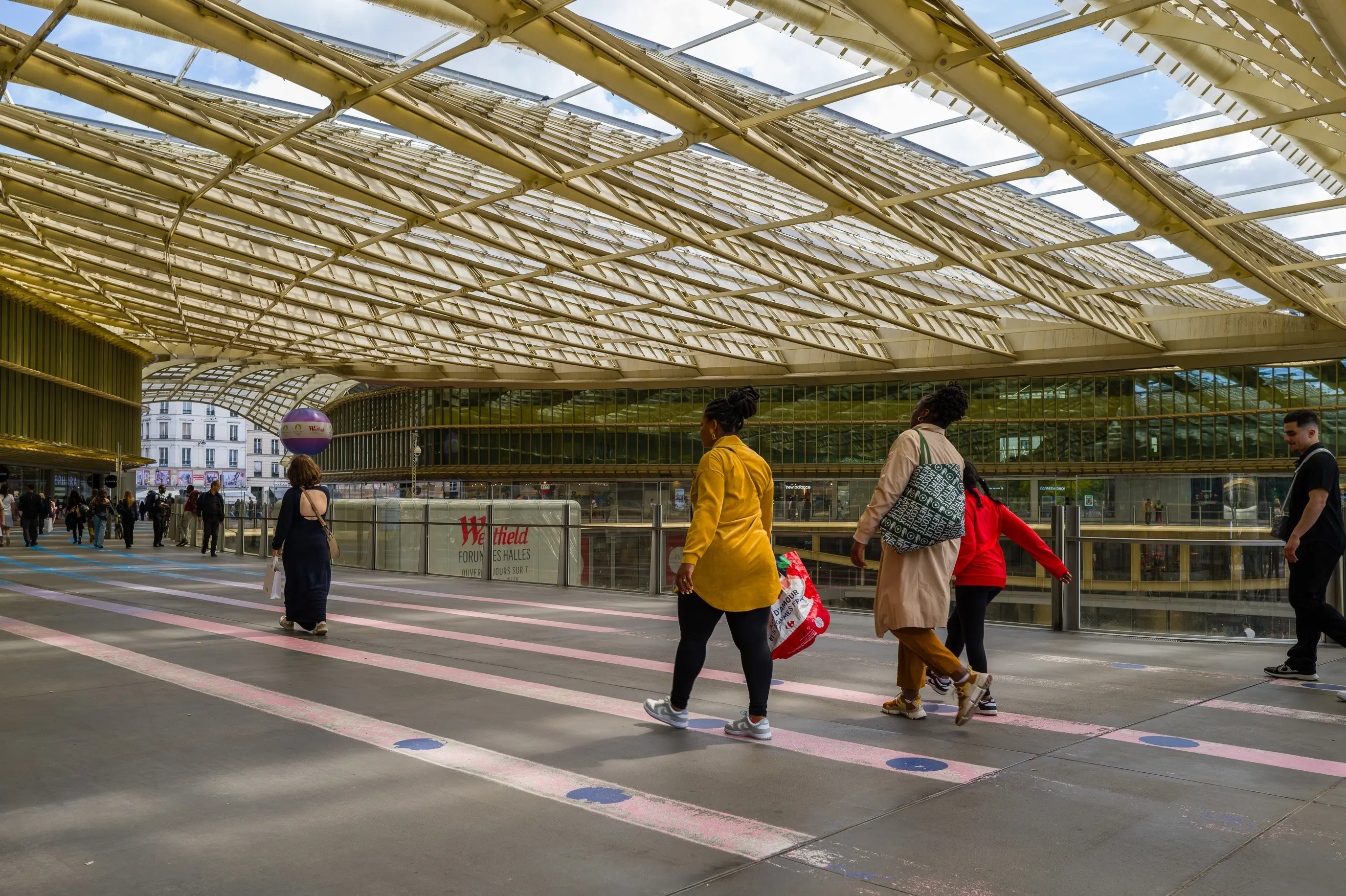 Sous la canopée du foreum des Halles, plusieurs passants avancent chacun dans son couloir comme des concurrents engagés dans une course aux soldes.