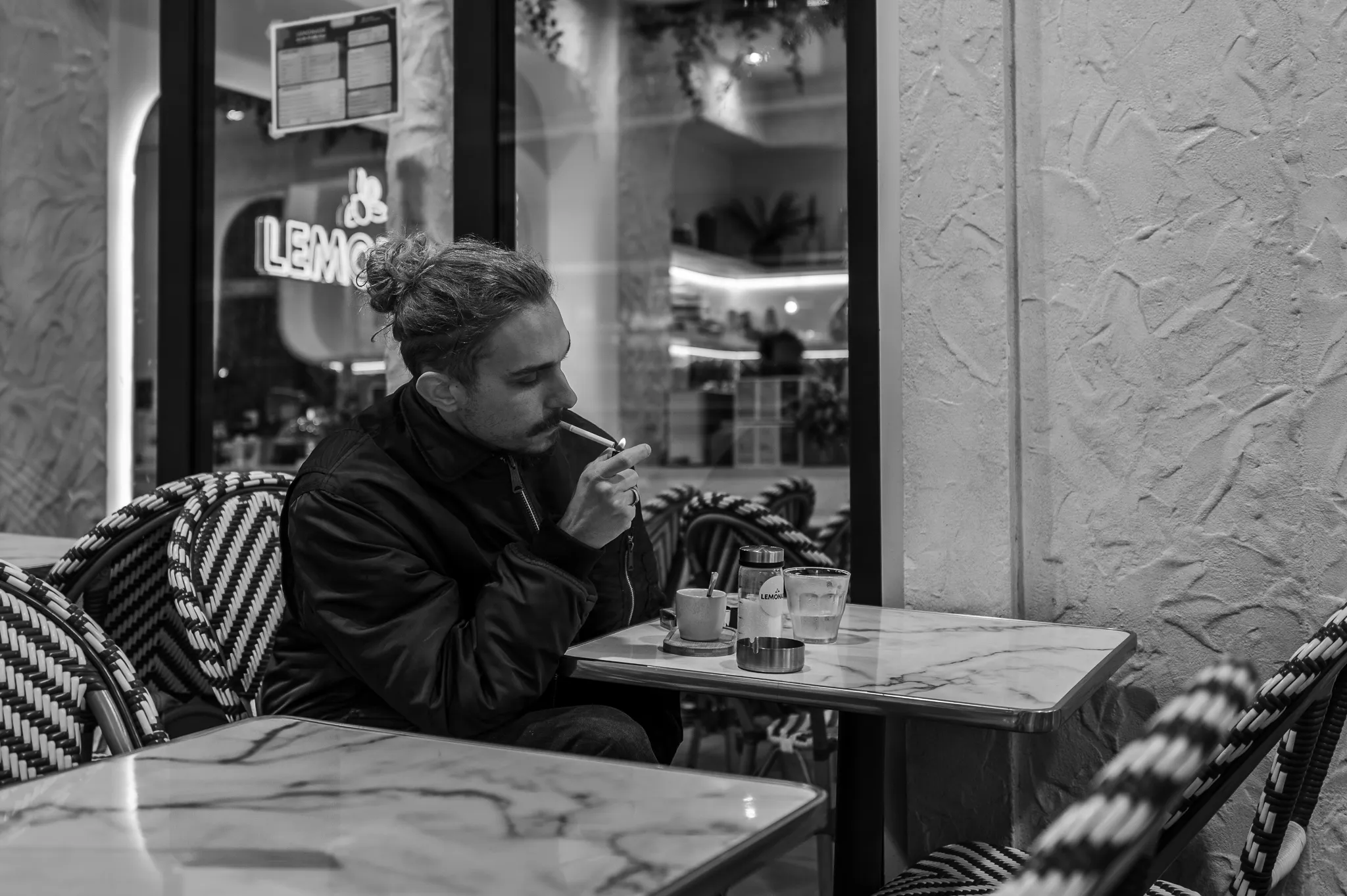 Un homme pensif en terrasse de café