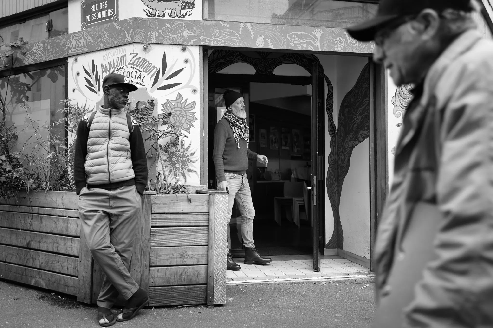 Scène urbaine à Belleville, devanture peinte, instant photographique figé dans une tension discrète.