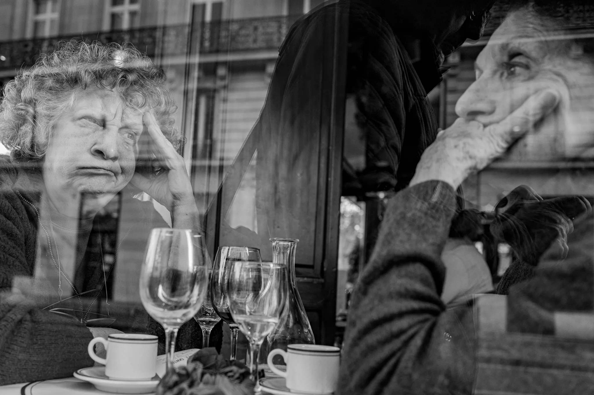 Deux amies au travers d'une vitrine