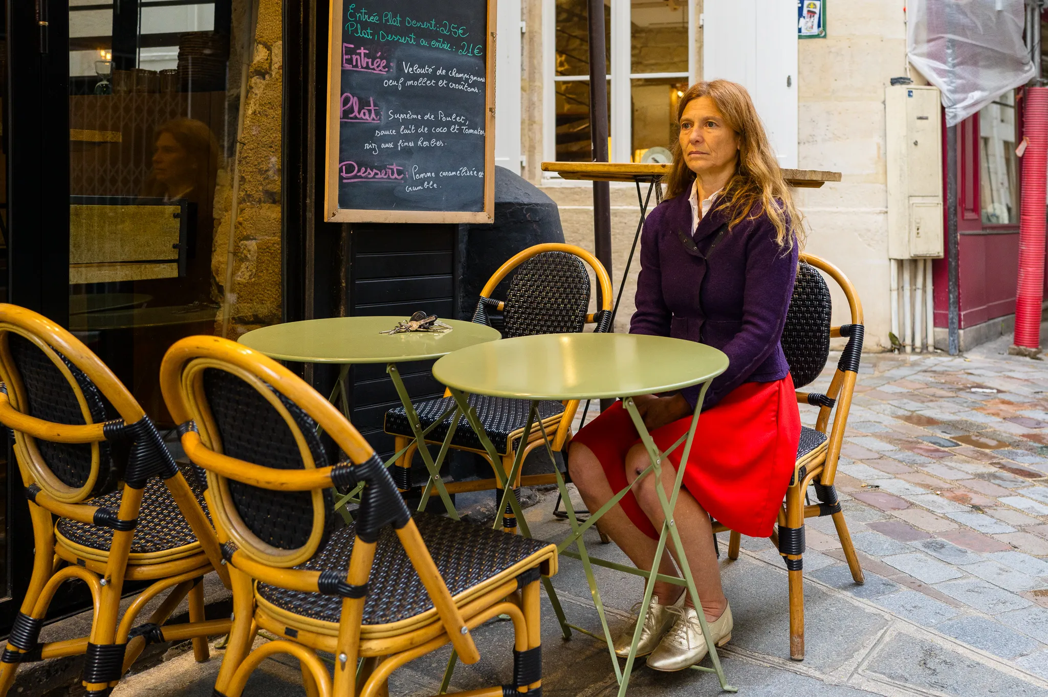 Une femme seule assise à un table de café