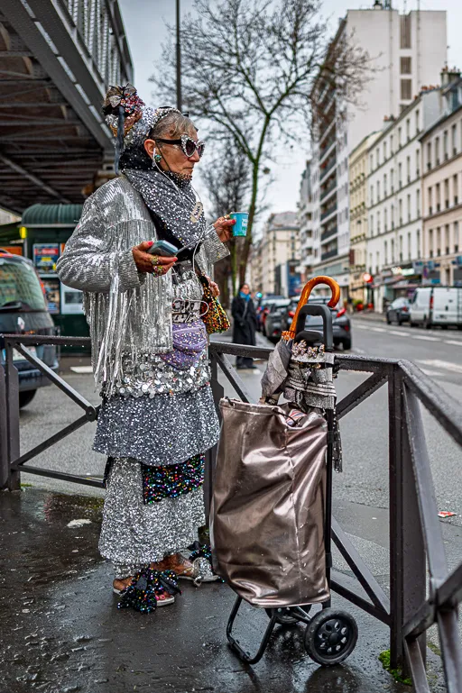 Femme pailletée dansant au pied du métro La-Motte-Picquet, café et transistor en main.
