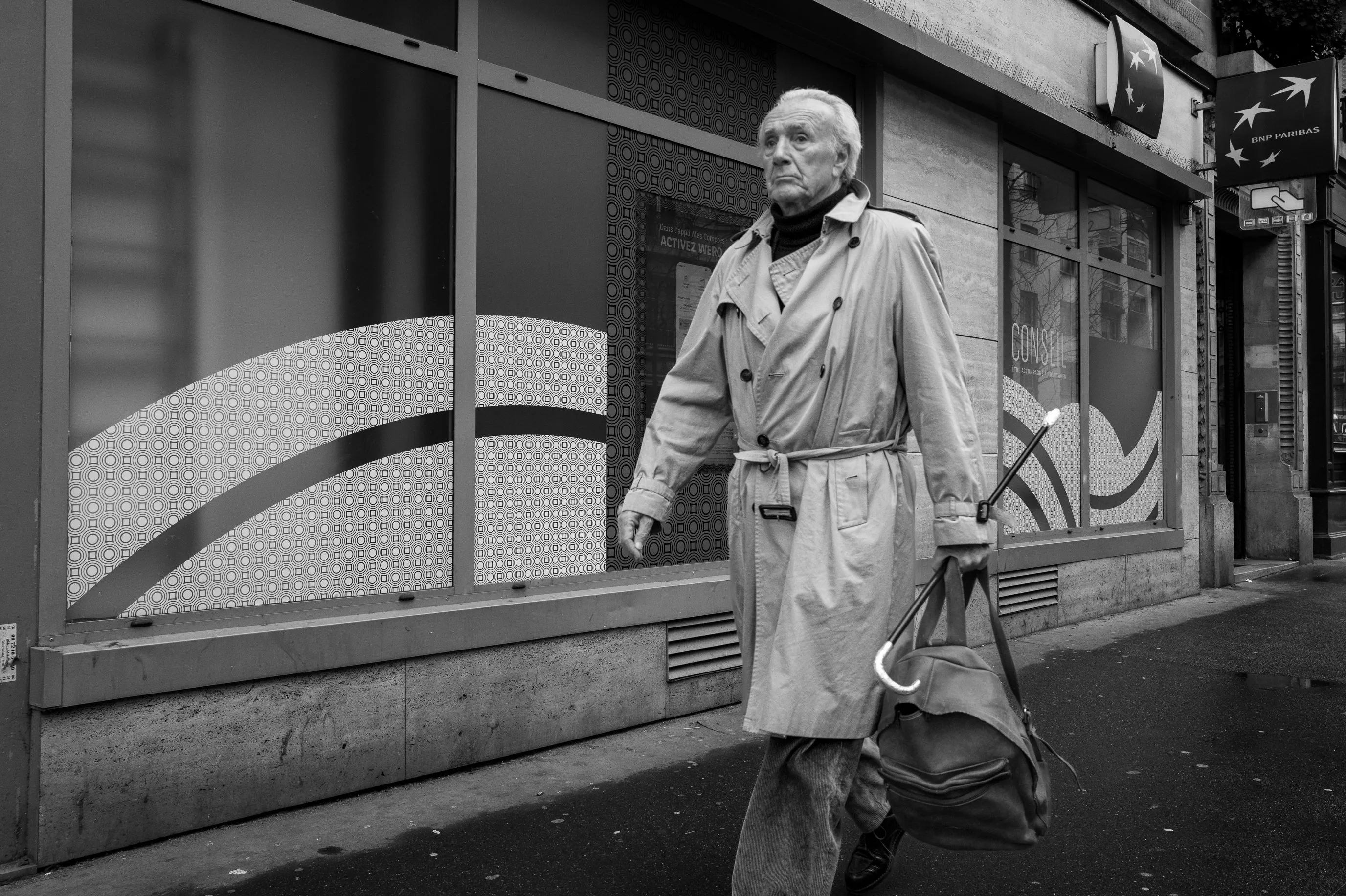 Un homme très digne marche vite dans la rue