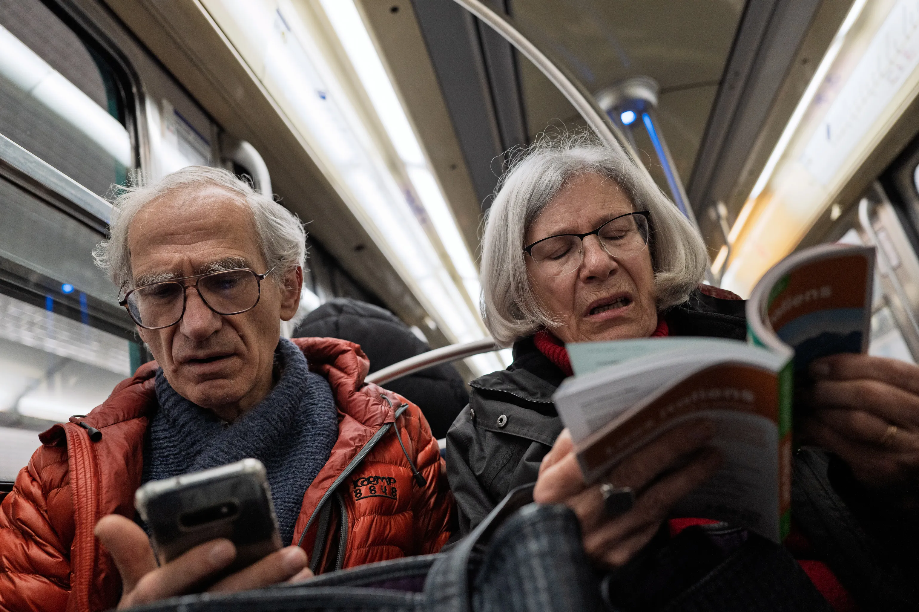 Un coup^le discute dans le métro