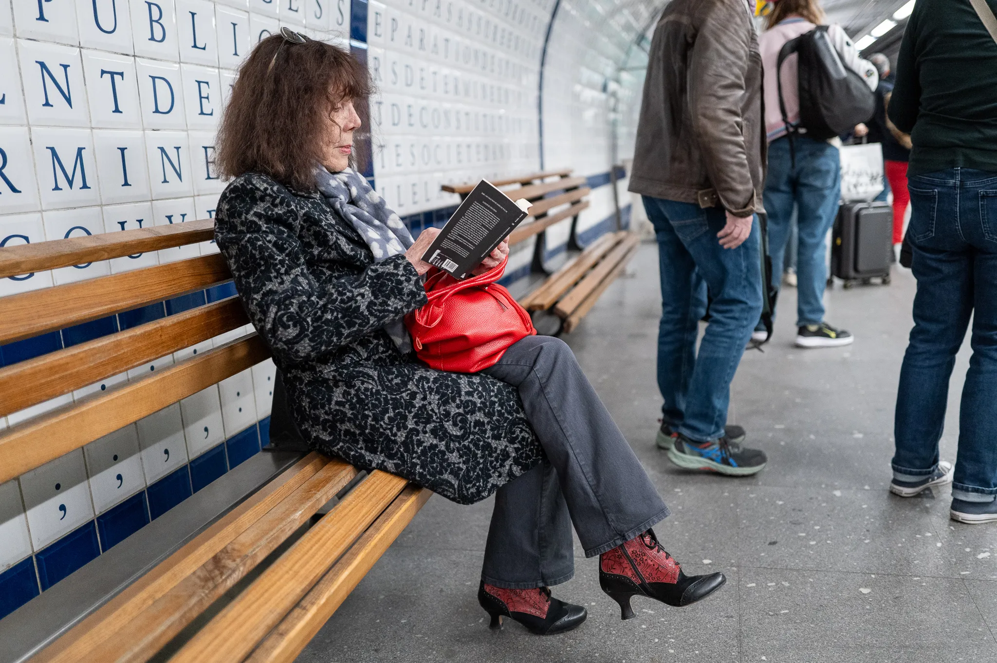 Lectrice dans le métro