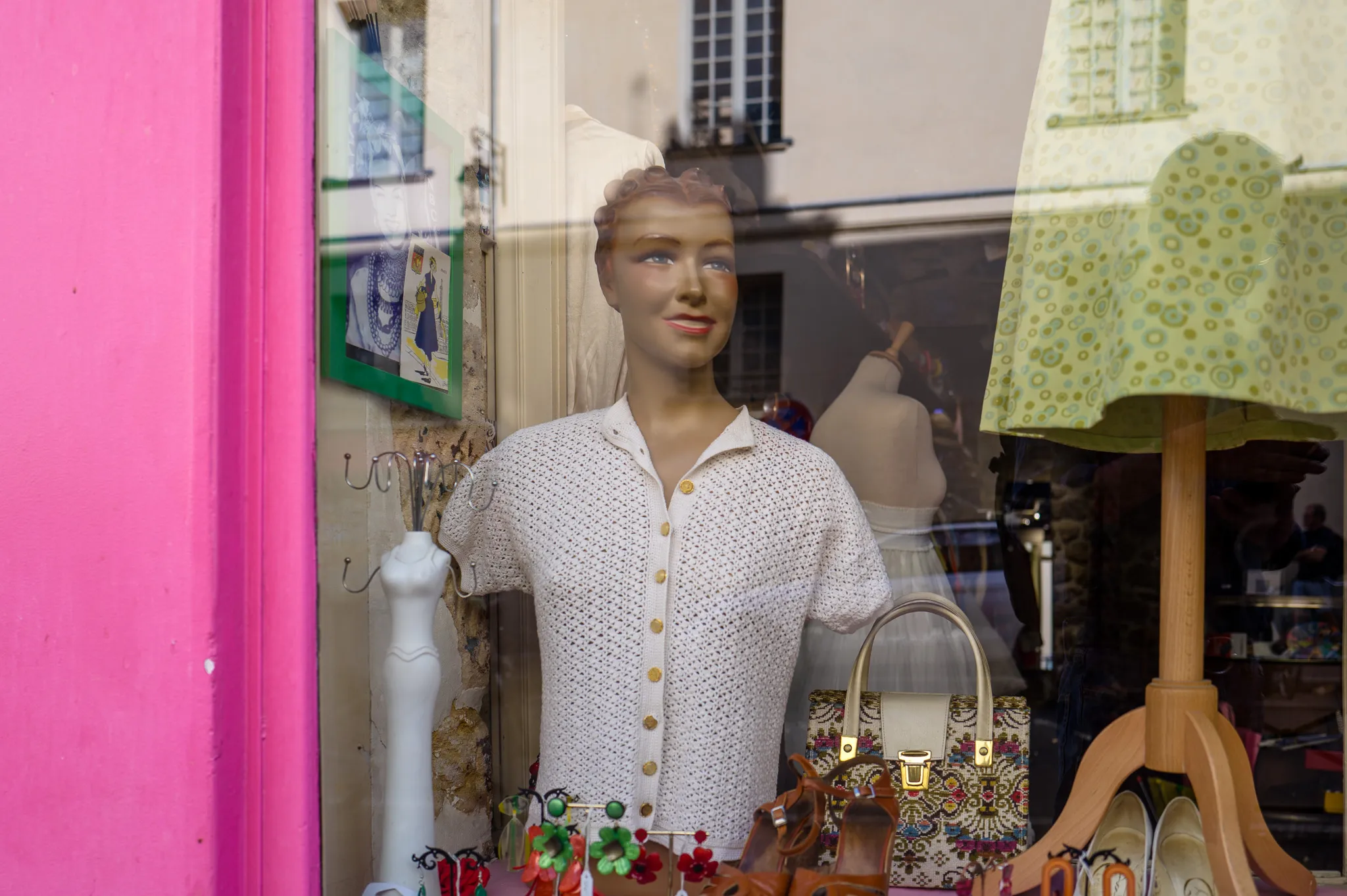 Mannequins figés dans une vitrine des années perdues, sourires rétro et décor vintage.