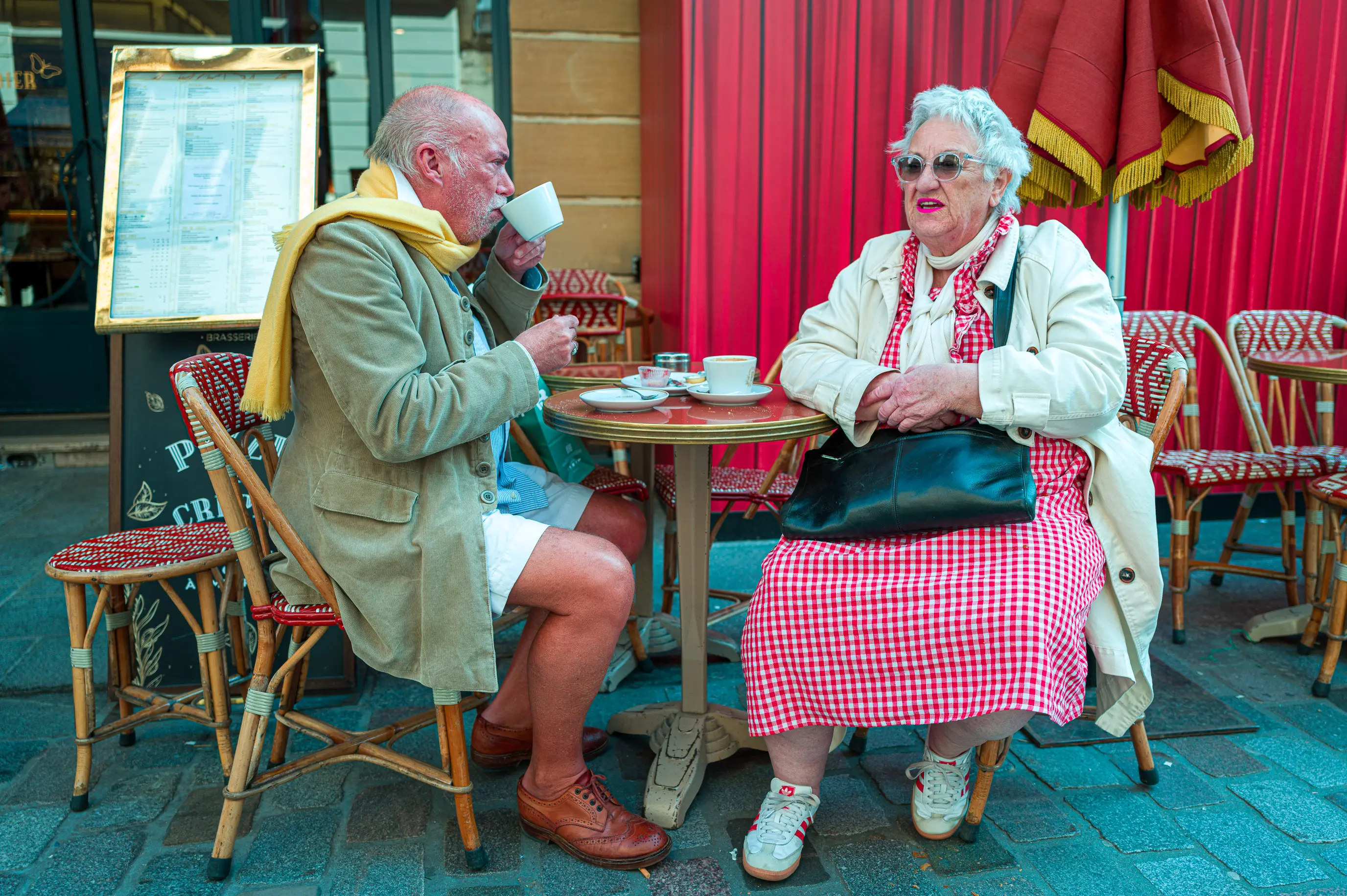 Couple britannique prenant le thé à la terrasse d’un café