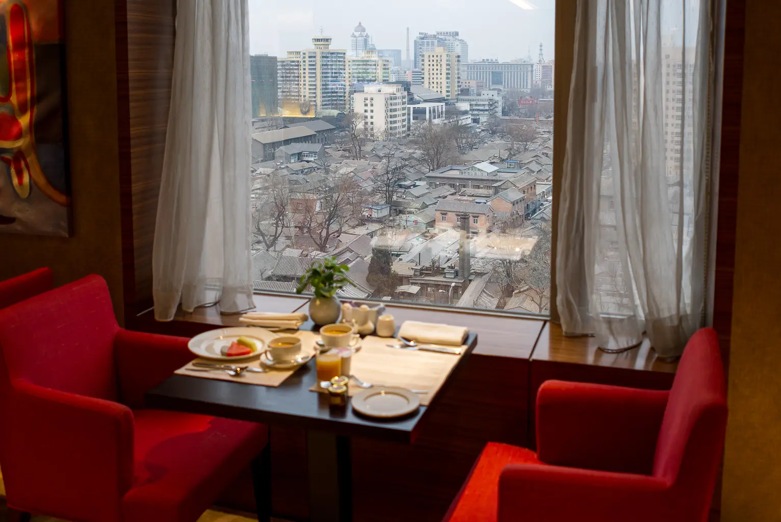Depuis une salle de petit-déjeuner à Pékin, vue sur les hutongs et les immeubles modernes