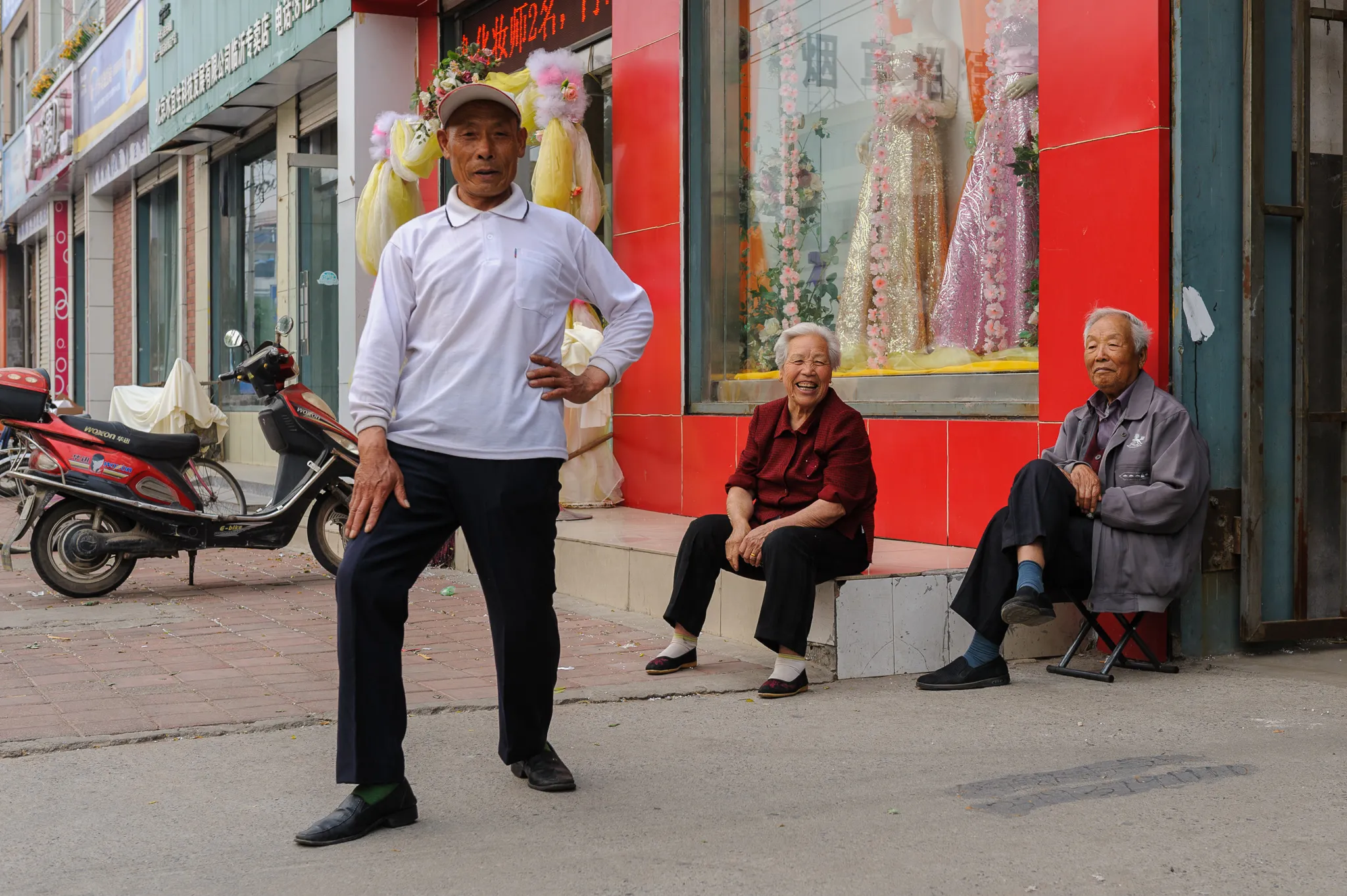 Un acteur et un couple agé en Chine