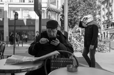 Deux hommes se cherchent à la terrasse d'un café