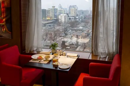 Depuis une salle de petit-déjeuner à Pékin, vue sur les hutongs et les immeubles modernes