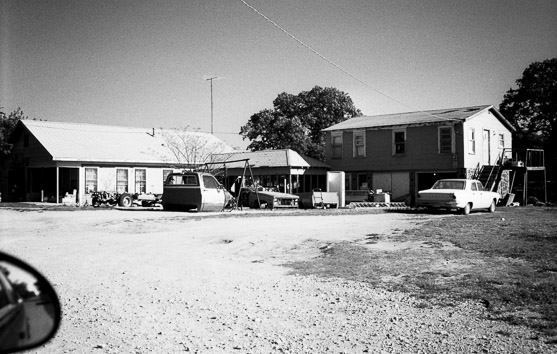 Habitation au bord de la route - Nikon F801