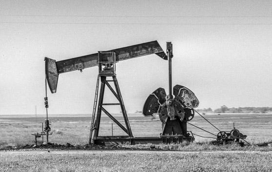 Une pompe à pétrole au bord de la route - Nikon F801