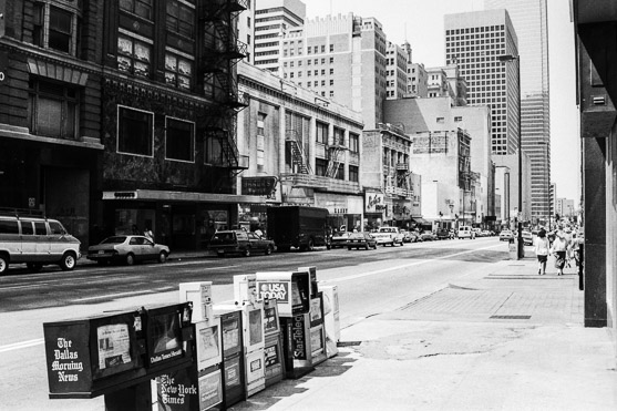 Distributeurs de journaux dans Downtown Dallas - Nikon F801
