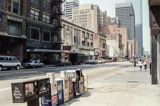 Distributeurs de journaux dans Downtown Dallas - Nikon F801