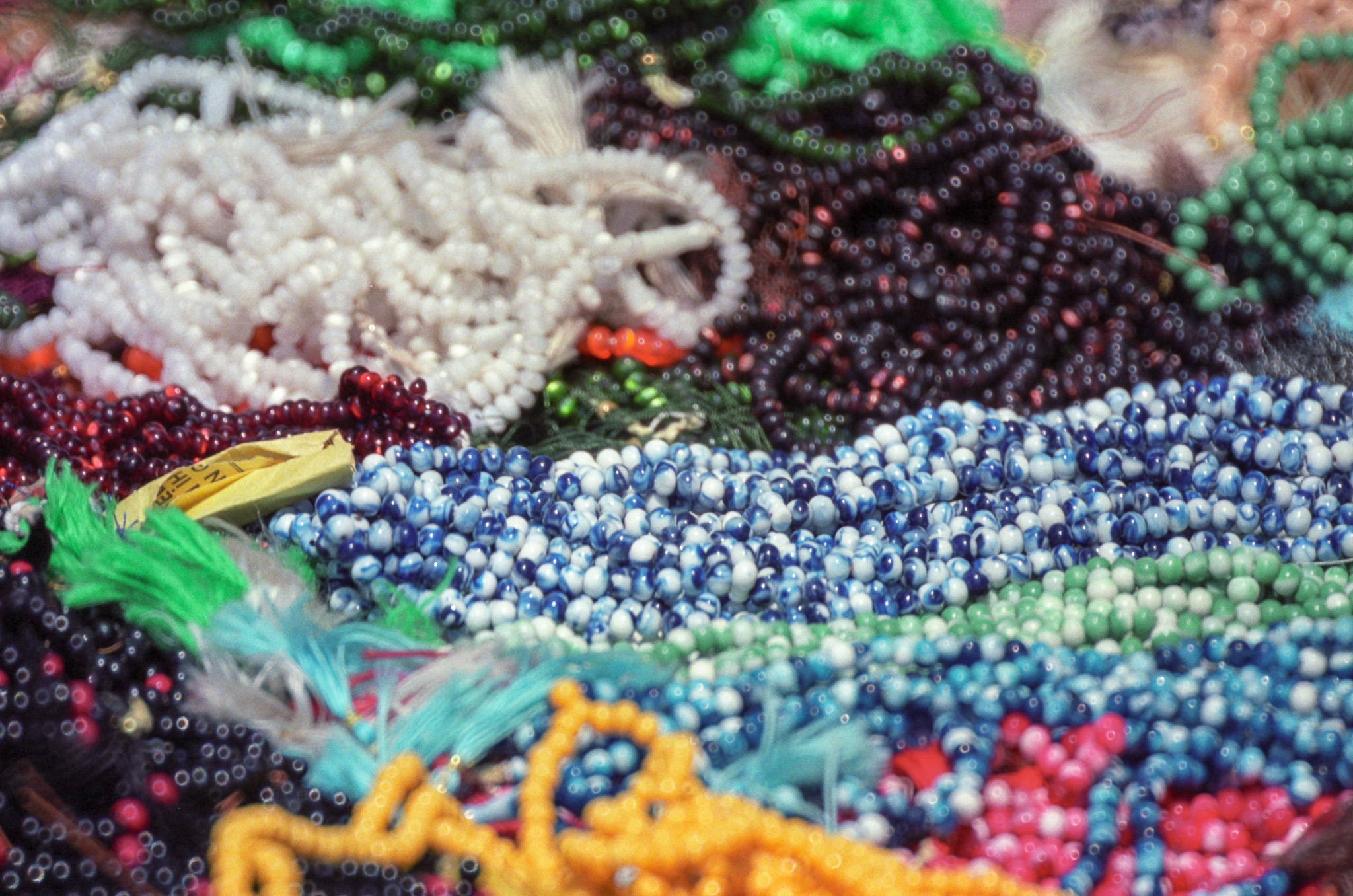 Étals de colliers et perles multicolores, bijoux de pacotille entassés dans un bazar d’Istanbul.r