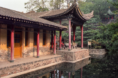 Un pavillon aux colonnes rouges se reflète dans un bassin des jardins de Huaqing.