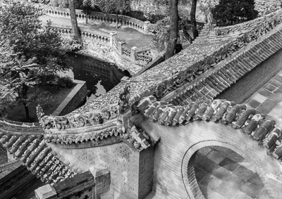 Toits de tuiles, passages et escaliers s’étagent dans la végétation du mont Li.