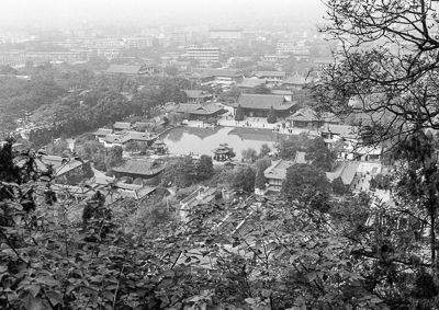 Depuis les pentes du mont Li, le regard embrasse les jardins de Huaqing et la ville de Lintong.