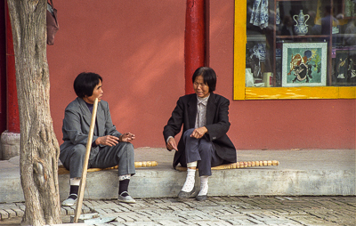 Conversation devant une boutique aux murs rouges, dans les jardins de Huaqing.