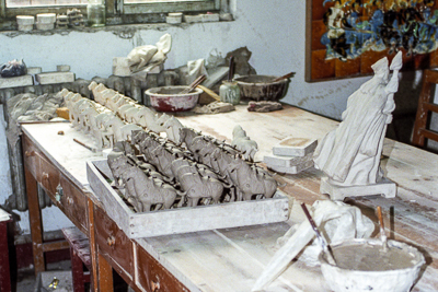 Dans l’atelier, de petits soldats fraîchement moulés attendent les dernières finitions.