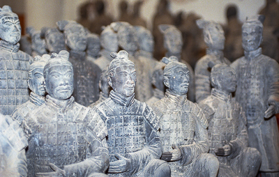 Des reproductions de soldats en terre cuite sont alignées comme une armée miniature.