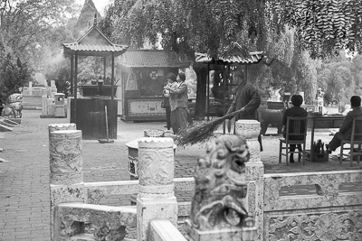 Dans une cour du temple Da Ci’en, visiteurs et habitants se retrouvent autour des pavillons.
