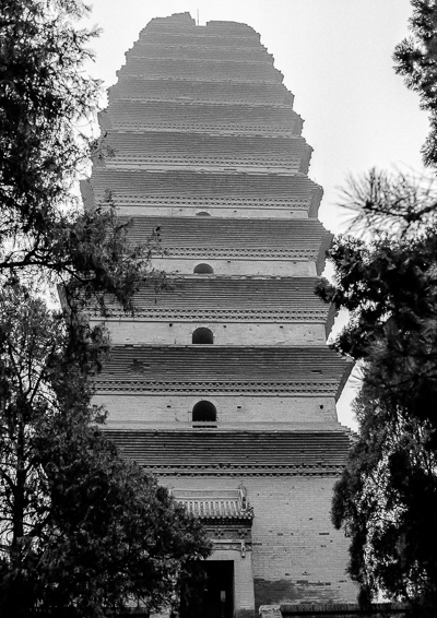 Vue rapprochée de la Petite Pagode, dont le sommet porte encore les traces des séismes.
