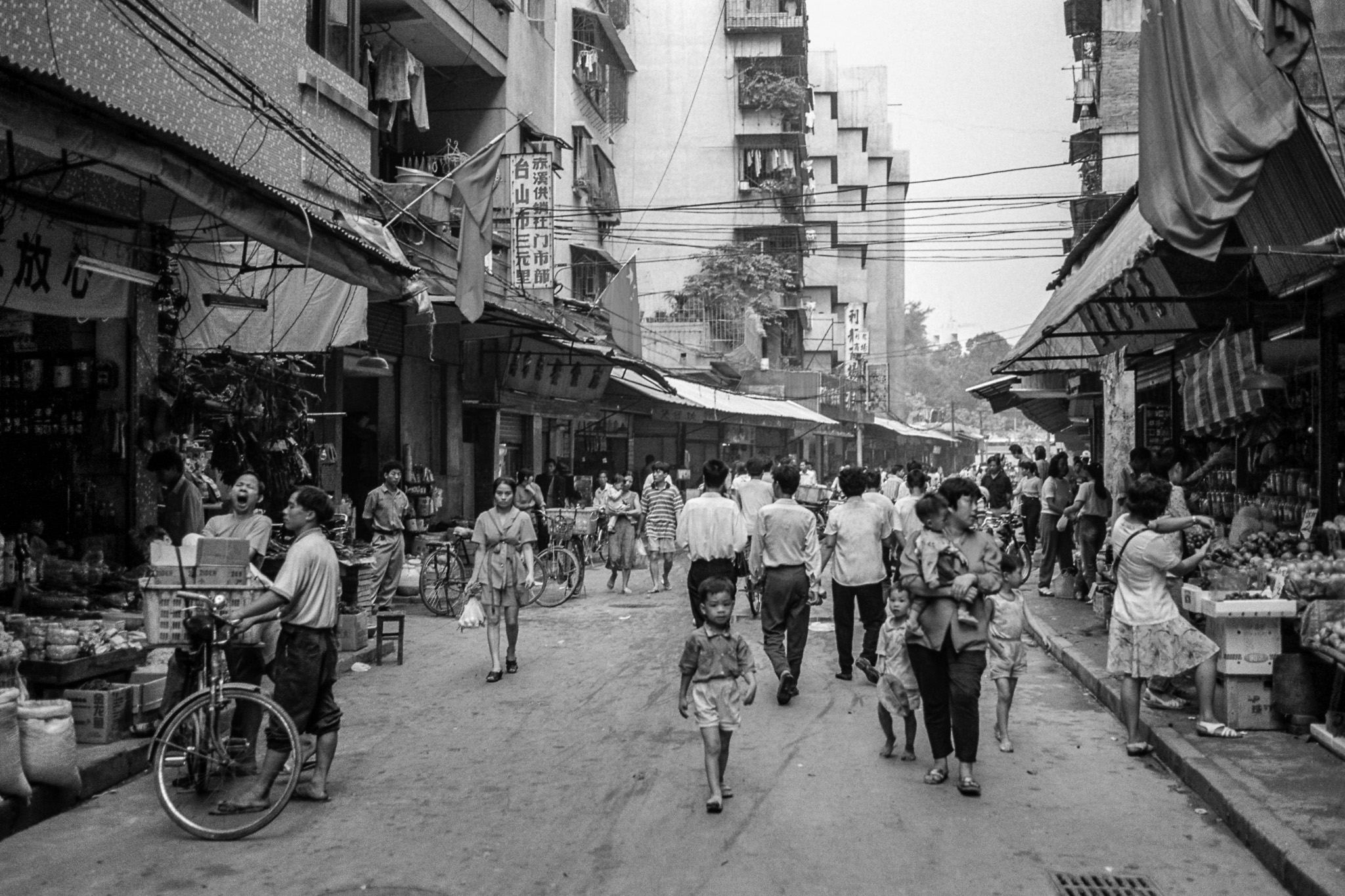 Rue marchande animée à Canton, 1995