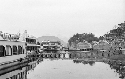 Bateaux de croisière amarrés près d’un pont et de l’embarcadère de Zhujiang.