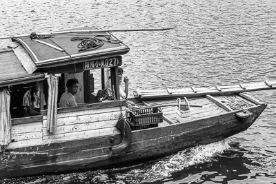 Vue rapprochée d’une embarcation en bois et de son pilote sur la rivière Li.