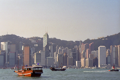 Le port Victoria et les gratte-ciel de l’île de Hong Kong vus depuis Kowloon.