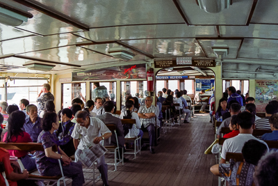 Passagers sur le pont supérieur d’un Star Ferry pendant la traversée du port.