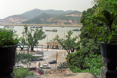 Depuis les hauteurs de Macao, le regard descend vers le rivage et les collines voisines.
