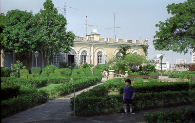 Un bâtiment d’inspiration coloniale se dresse au milieu d’un jardin de Macao.