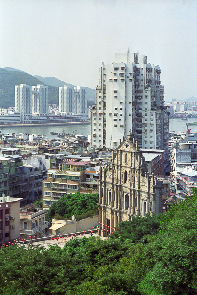 Les ruines de Saint-Paul apparaissent entre les immeubles, vues depuis les hauteurs.