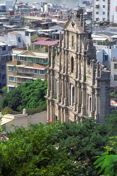 Vue plongeante sur la façade de Saint-Paul et les quartiers de Macao.