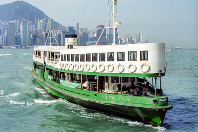 Le World Star, l’un des ferries du port Victoria, file entre Kowloon et l’île de Hong Kong.