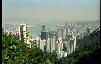 Depuis Victoria Peak, les immeubles de Hong Kong descendent jusqu’au port noyé de brume.
