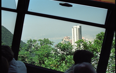 La ville apparaît à travers la vitre pendant le trajet sur les pentes de Victoria Peak.