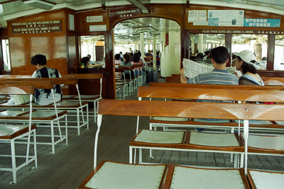 À bord du Star Ferry, les passagers attendent la prochaine rive sur les bancs de bois.