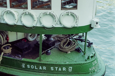 La proue verte du Solar Star fend les eaux du port Victoria.