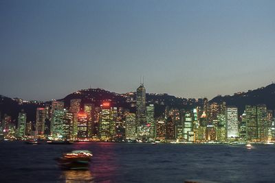 Depuis Kowloon, les lumières de l’île de Hong Kong s’étirent au pied des montagnes.