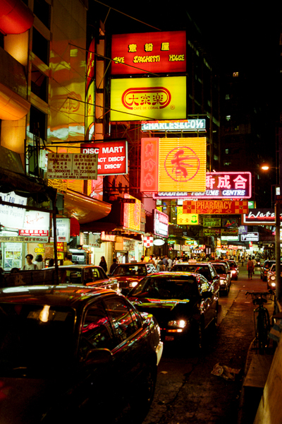 Taxis et enseignes lumineuses animent une artère de Kowloon jusque tard dans la nuit.