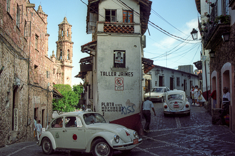 Volkswagen Coccinelle dans une rue escarpée de Taxco.