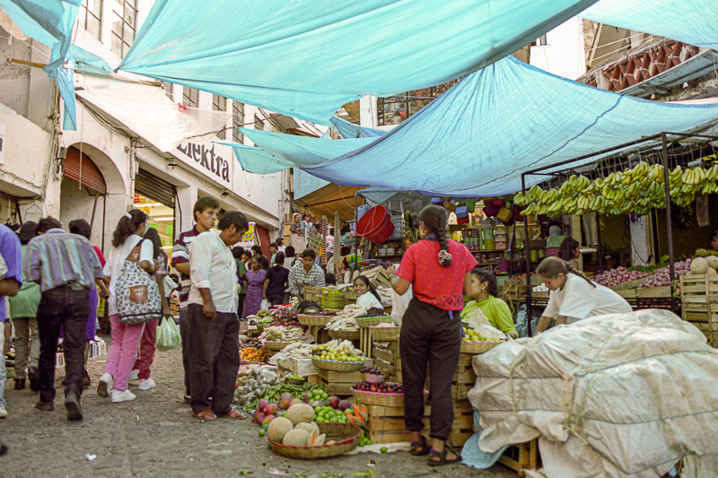 Marché de Taxco sous de grandes bâches bleues.